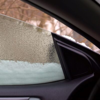 Otvorené okno auta v zime