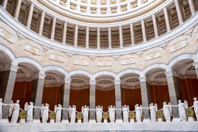  Interiéru dominuje 34 sôch bohyne víťazstva. Každá z nich symbolizuje jednu z nemeckých krajín.