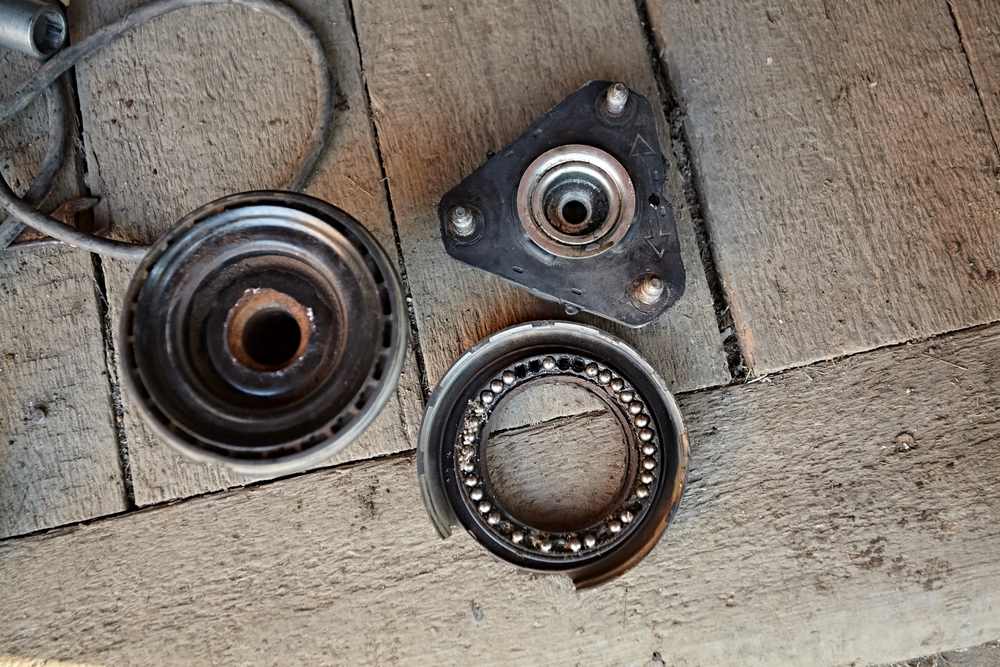 Poškodené horné uloženie tlmiča