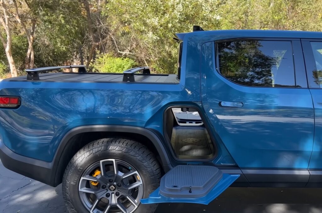 Unikátny priečny úložný priestor „gear tunnel“ je jedným z mnohých inteligentných riešení, ktoré Rivian ponúka.