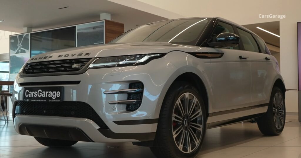 Tretia generácia Range Rover Evoque bude čisto elektrická s dojazdom okolo 720 kilometrov. Dodávky začnú po roku 2027 a model zostane vstupným do sveta Range Rover.