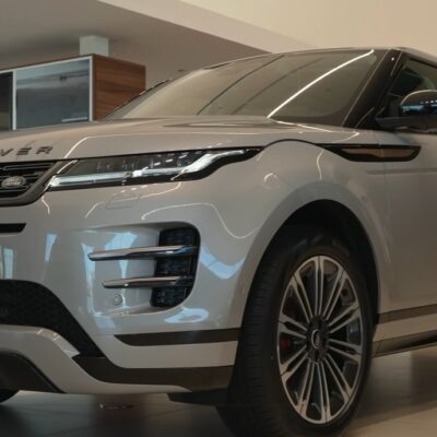 Tretia generácia Range Rover Evoque bude čisto elektrická s dojazdom okolo 720 kilometrov. Dodávky začnú po roku 2027 a model zostane vstupným do sveta Range Rover.
