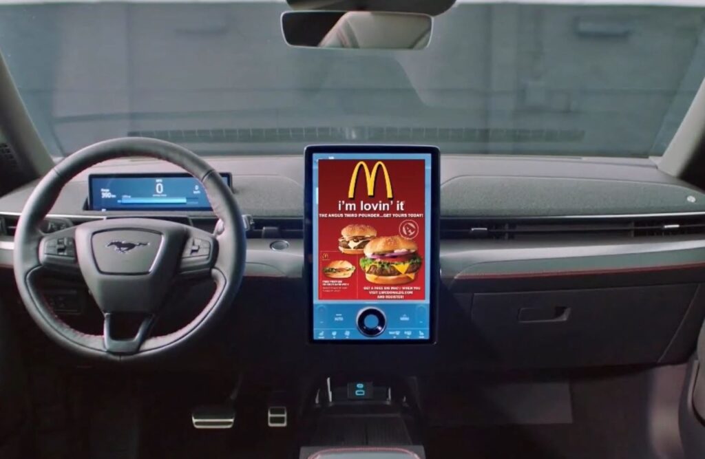 Reklama v inforteimente auta