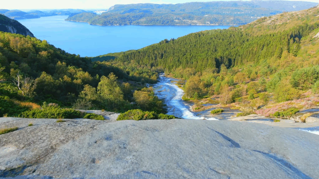 Obrovské skalné plošiny Skrelija v južnom Nórsku. Miesto, kde máte pocit, že stojíte na okraji sveta.