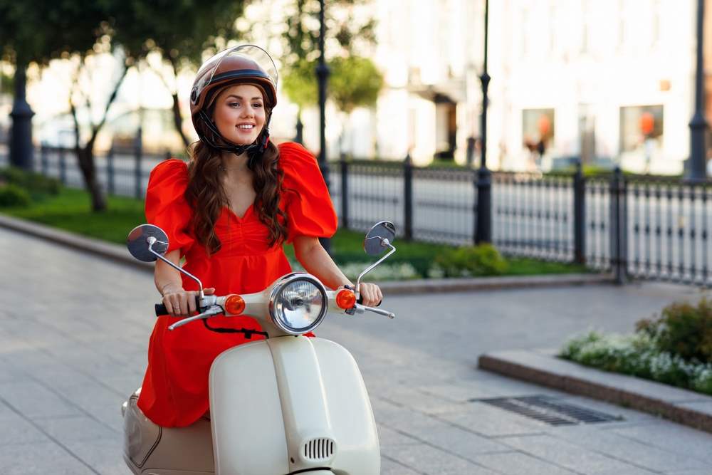 Slečna na mopede