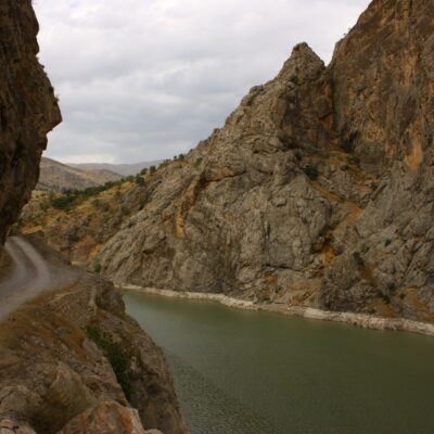 Kamenná cesta v kaňone Kemaliye je taká úzka, že sa na nej často neobídu dve autá.