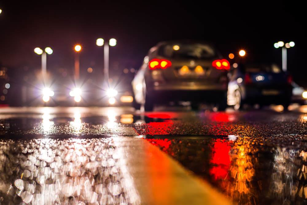 Svetlá autá v noci