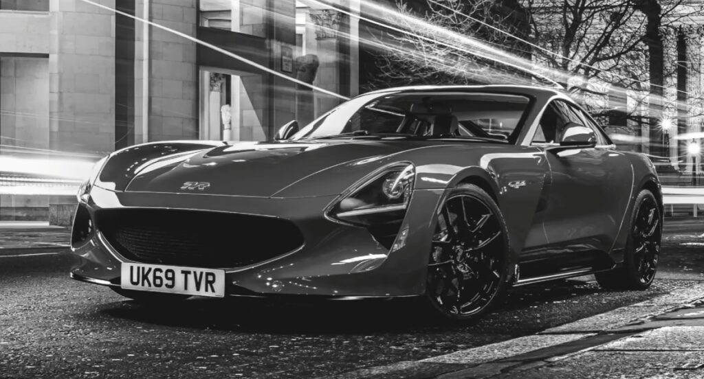 Dizajn pôsobí agresívne a nezameniteľne. Navyše predstavuje modernú interpretáciu klasických modelov značky TVR.