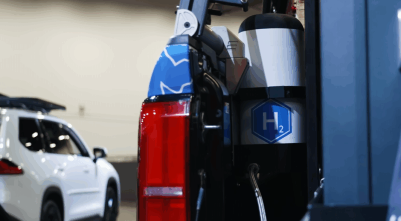 Z kohútika v zadnej časti auta tečie čistá a pitná voda, ktorá vzniká ako vedľajší produkt chemickej reakcie.