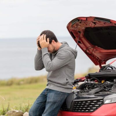 Vodič a otvorené kapota motora