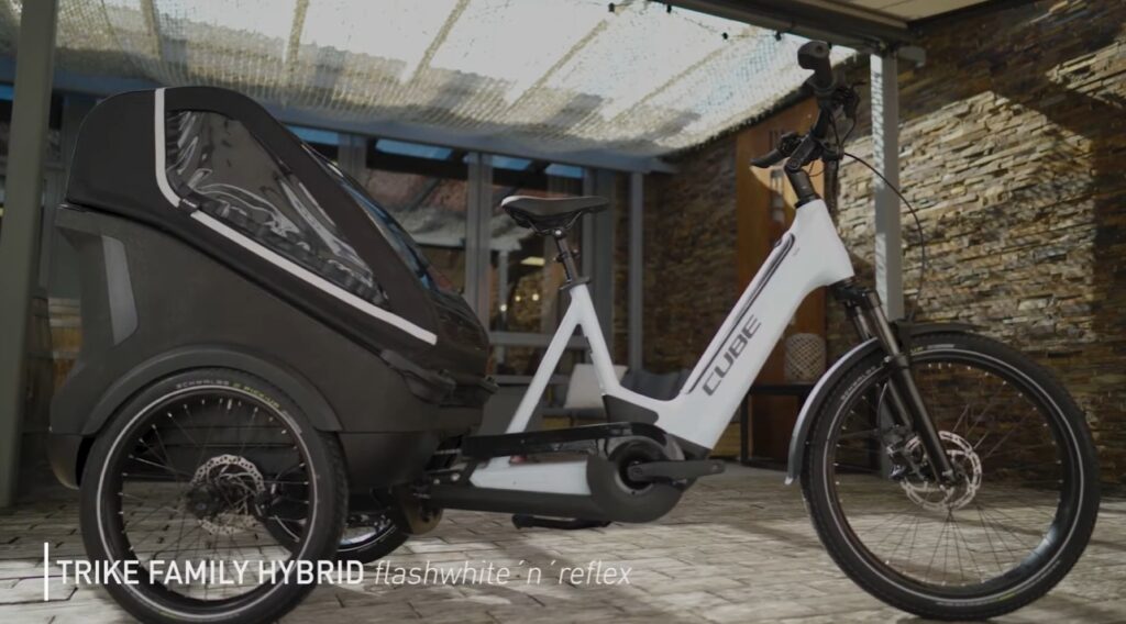 Nová elektrická trojkolka Cube Trike Hybrid. Vďaka unikátnemu mechanizmu sa nakláňa do zákrut ako motorka.