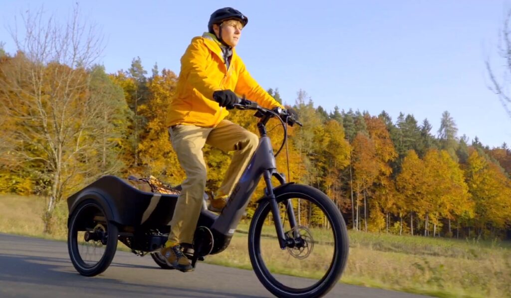 Nová elektrická trojkolka Cube Trike Hybrid. Vďaka unikátnemu mechanizmu sa nakláňa do zákrut ako motorka.