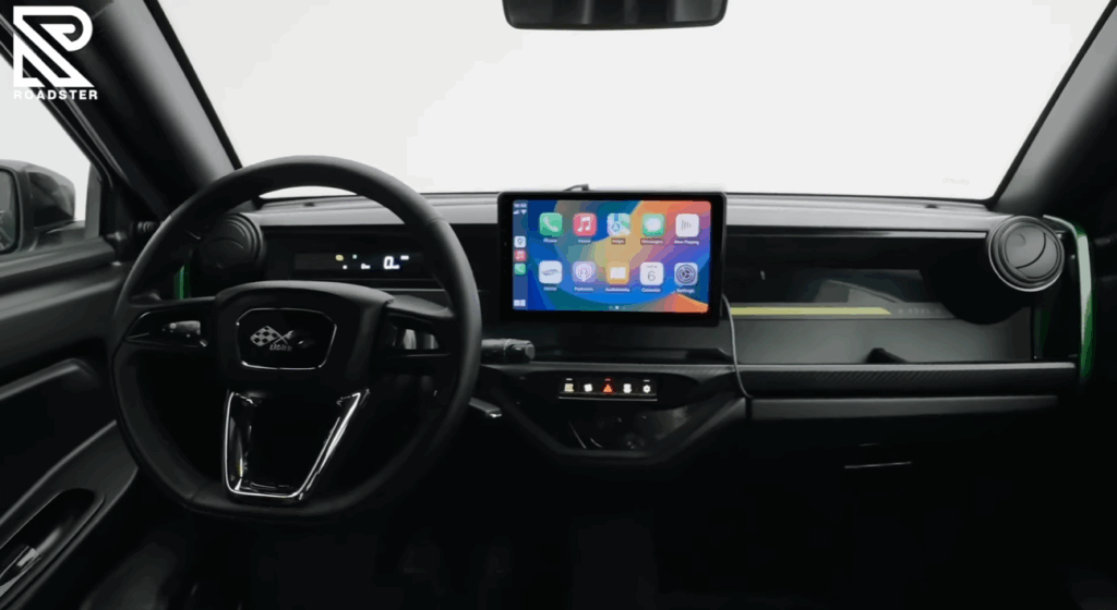 Minimalistický interiér s jedným displejom a obrovskou panoramatickou strechou.