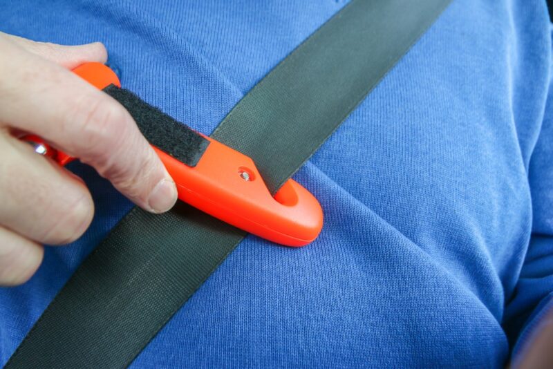 Okrem toho multifunkčné kladivko s nožom na pásy predstavuje kompaktný nástroj, pomocou ktorého si pri nehode môžete zachrániť život.