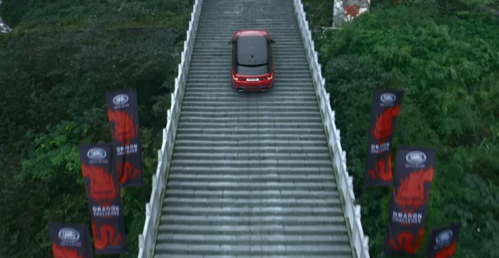 Legendárny výjazd Range Roveru Sport po 999 schodoch k Nebeskej bráne. Kúsok, ktorý chceli Číňania napodobniť.