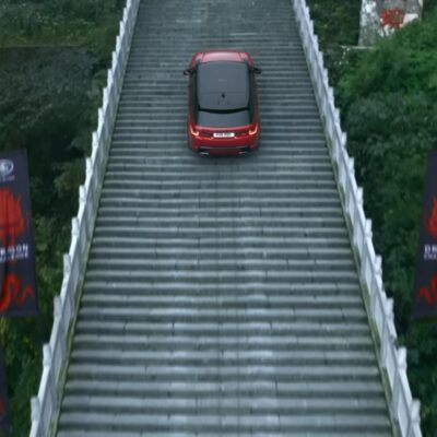 Legendárny výjazd Range Roveru Sport po 999 schodoch k Nebeskej bráne. Kúsok, ktorý chceli Číňania napodobniť.