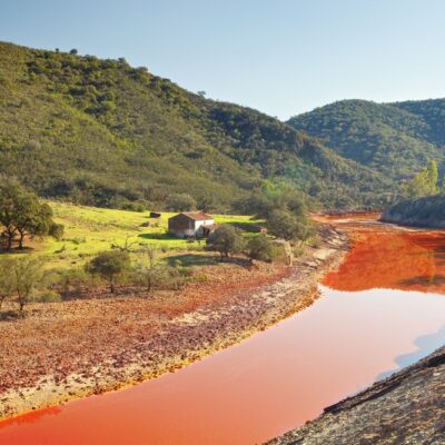 Červená rieka Palquella Pucamayu v Peru ohromuje intenzívnou farbou. Oxidy železa v horninách sfarbujú vodu do krvavočervenej farby.