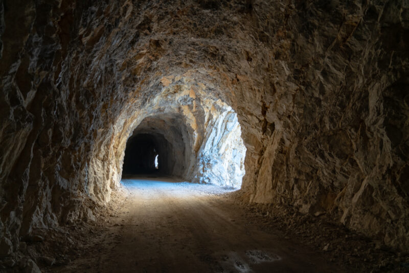 Neosvetlené a nevybetónované tunely sú najnebezpečnejšou časťou tejto adrenalínovej cesty.