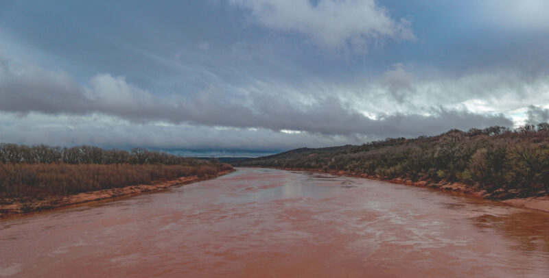 Rieka sa nachádza v nadmorskej výške 5 200 metrov v blízkosti Dúhovej hory Vinicunca. Najlepší čas na návštevu je od mája do októbra.