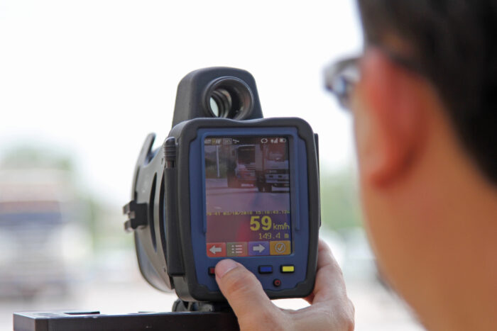 Pokuty za rýchlosť v obci sa od mája zdvojnásobujú: Nová tabuľka sadzieb, ktorú musíte poznať