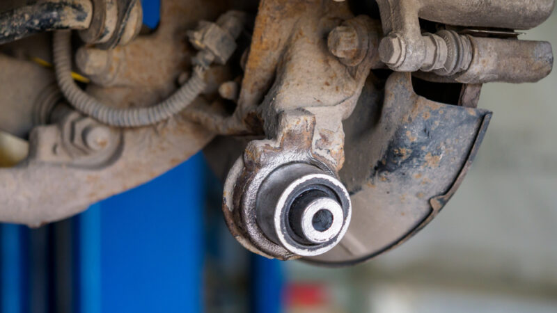 Opotrebované silentbloky motora sú najčastejšou a najlacnejšou príčinou škubania. Výmena stojí od 50 do 200 eur a predchádza drahším problémom.