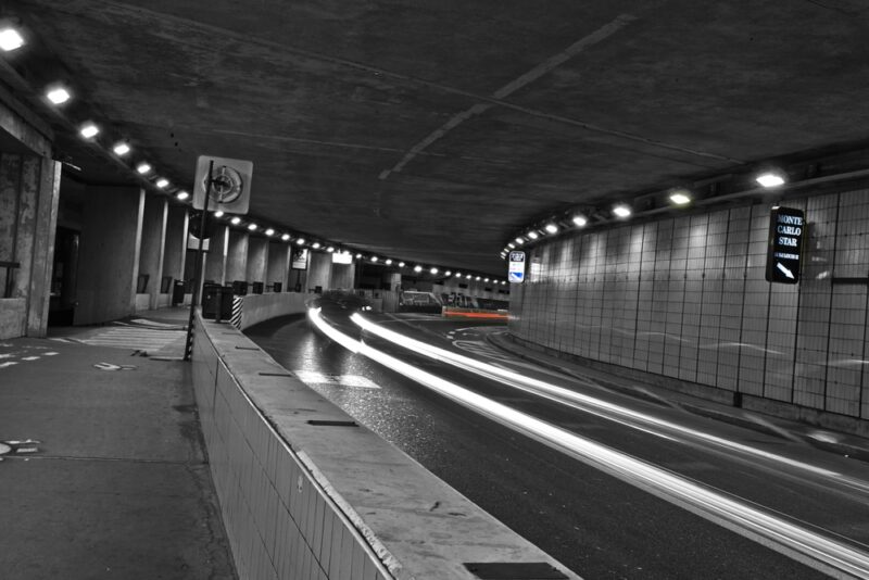 Slávny tunel z okruhu F1. Jediné miesto a jediný čas v roku, kedy sa v Monaku jazdí naozaj rýchlo.