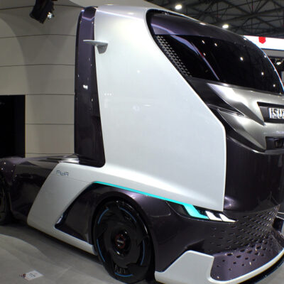 Isuzu FL-IR má vertikálny rám namiesto tradičného horizontálneho. Kabína nad prednou nápravou skracuje celkovú dĺžku vozidla až o 15 percent.