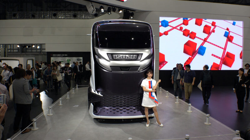 Futuristický interiér ponúka panoramatické okná, digitálny prístrojový štít a priestor na odpočinok. Sériová výroba by mohla začať do roku 2030.