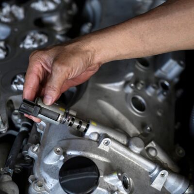 Elektromagnetický ventil variabilného časovania ventilov.