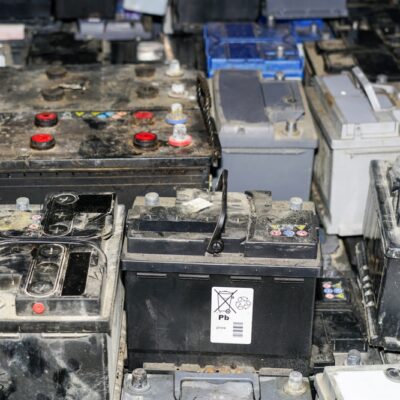 Stará autobatéria je nebezpečný odpad. Nikdy ju nevyhadzujte do bežného odpadu.