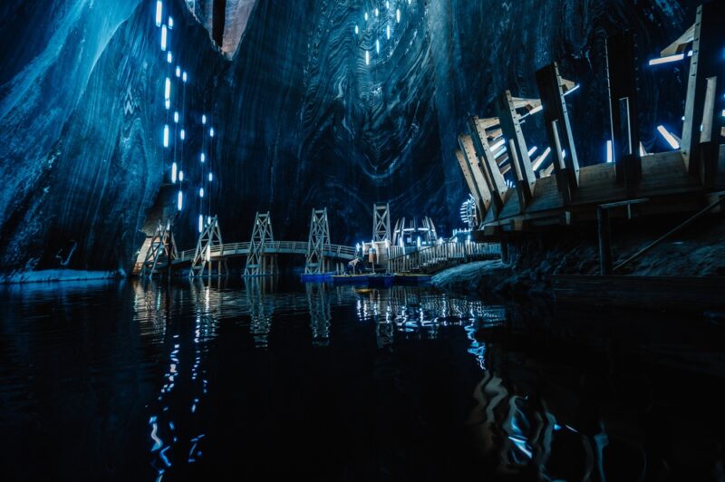 Plavba loďkou po podzemnom soľnom jazere je magickým a nezabudnuteľným zážitkom.