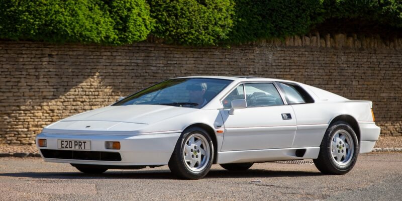 Lotus Esprit z filmu o Jamesovi Bondovi. Musk ho kúpil v aukcii za takmer milión dolárov.