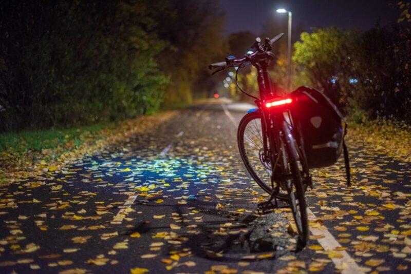 Cyklista sa v noci stáva neprehliadnuteľnou svetelnou siluetou, čo dramaticky zvyšuje jeho bezpečnosť.