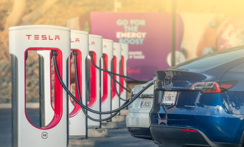 Krátky nabíjací kábel môže byť pri niektorých autách problémom. Budete musieť parkovať neprakticky.