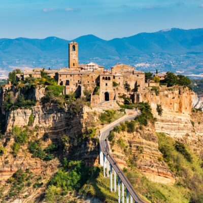 Civita di Bagnoregio sa týči na krehkom tufovcovom kopci. Každým rokom sa z neho odlomí ďalší kus.