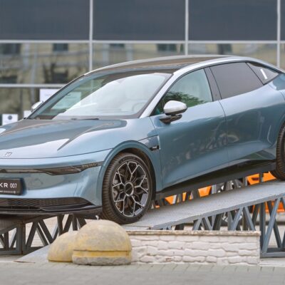 Zeekr 007 prekonal svetový rekord a prešiel 2 327 kilometrov na jedno nabitie. Čínske elektromobily ukazujú, že budúcnosť je už tu a je elektrická.