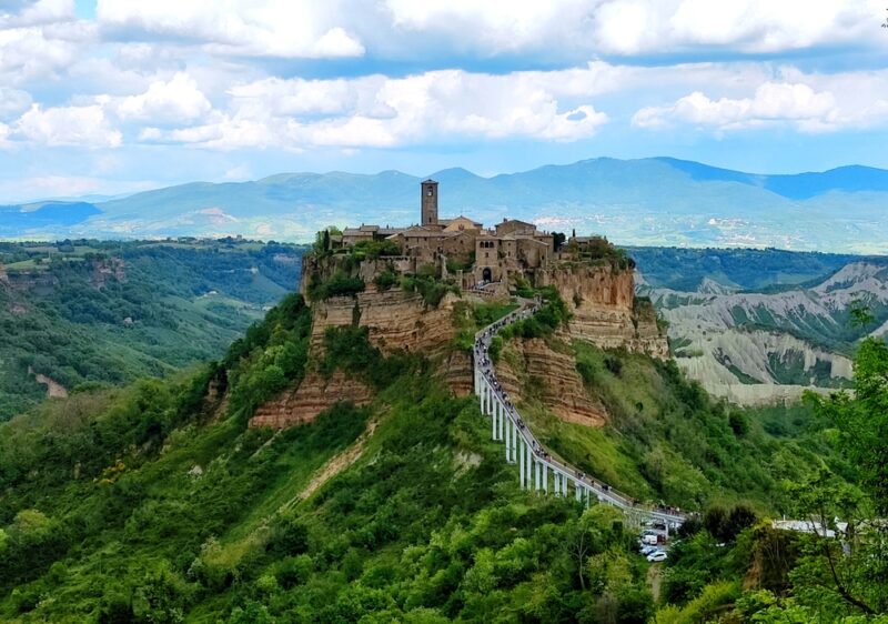 Jediná cesta do mesta vedie cez 300 metrov dlhý most nad hlbokou priepasťou.