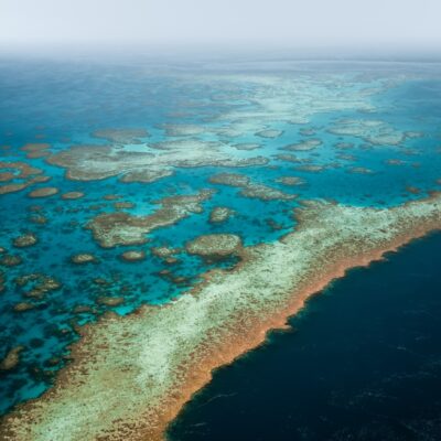 Veľký bariérový útes je najväčší koralový útes na svete a jediný živý organizmus viditeľný z vesmíru. Tiahne sa na dĺžke 2 300 kilometrov.