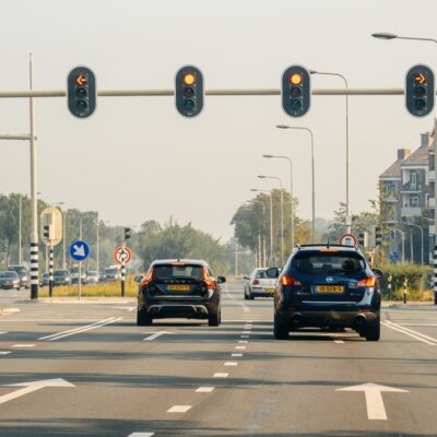 Škubanie pri rozjazde môže signalizovať problémy so silentblokmi motora, spojkou alebo kardanom. Včasná diagnostika ušetrí tisíce eur na opravách.