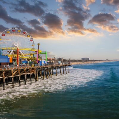 Molo v Santa Monica je ikonickým symbolom Kalifornie s zábavným parkom Pacific Park a úchvatnými výhľadmi na Tichý oceán. Patrí medzi najfotografovanejšie miesta.