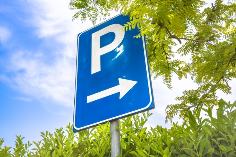  Informačná tabuľa s prevádzkovým poriadkom. Väčšina vodičov ju ignoruje a doplatí na to.