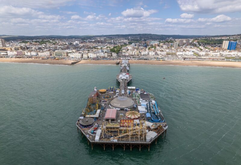 Brighton Palace Pier v Anglicku je viktoriánsky klenot z roku 1899, ktorý si zachoval historický šarm. Každý rok ho navštívi viac ako 4,5 milióna ľudí.