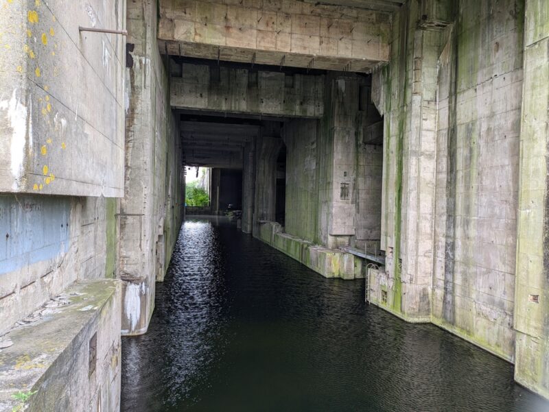  Interiér bunkru dnes slúži ako pamätník. Jeho nedokončené časti odhaľujú brutalitu stavby.