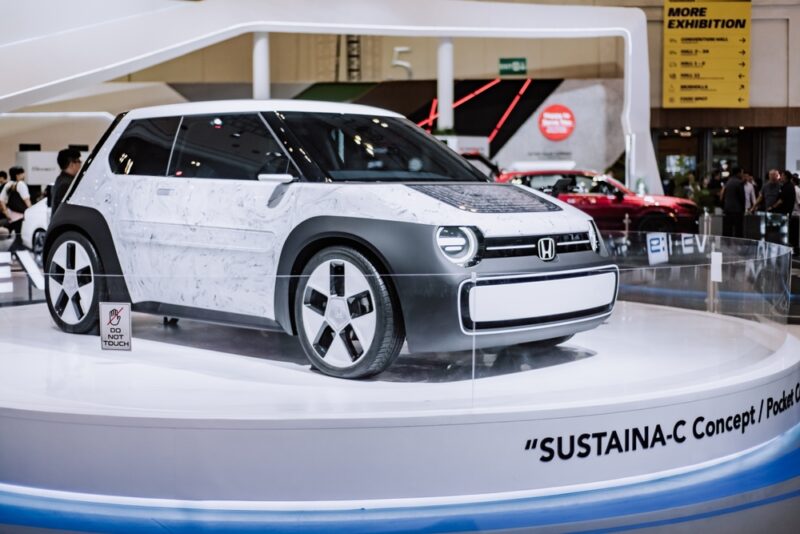 Karoséria je vyrobená z recyklovaného plastu, ktorý sa dá opakovane použiť. Je to ukážka udržateľnej budúcnosti.