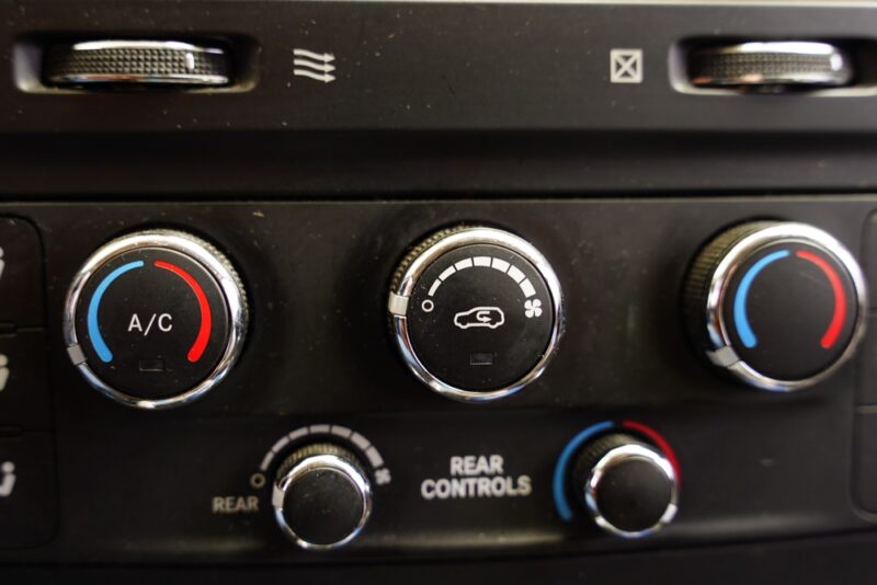 Dlhodobé používanie recirkulácie znižuje koncentráciu kyslíka a spôsobuje zaparené okná. Vypnite ju po 5 až 10 minútach a nechajte prúdiť čerstvý vzduch.