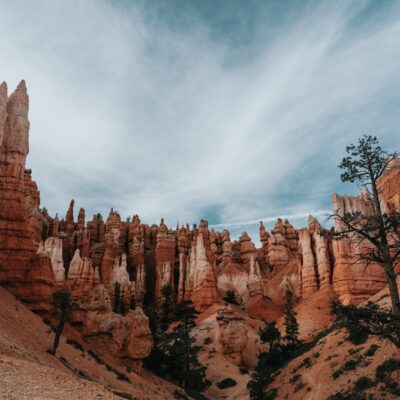 Pohľad na prírodný amfiteáter v Bryce Canyone. Tisíce skalných veží „hoodoos“ vytvárajú neskutočnú scenériu.