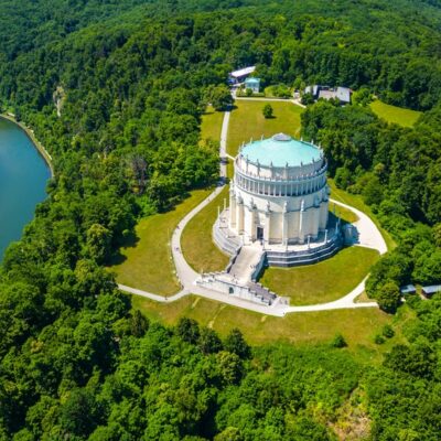Majestátna Befreiungshalle sa týči nad riekou Dunaj neďaleko mesta Kelheim v Bavorsku.