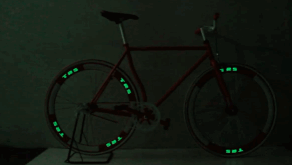 Revolučná technológia od firmy Orphek. Celý rám bicykla svieti v tme bez potreby batérií.