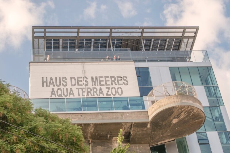 Veža v Esterhazy Parku je dnes domovom pre akvárium a ZOO Haus des Meeres.