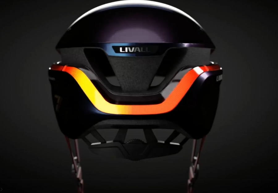 Pri páde prilba automaticky odošle SOS správu s GPS polohou. Batéria vydrží 10 hodín a nabíjanie cez USB-C trvá 2 hodiny.